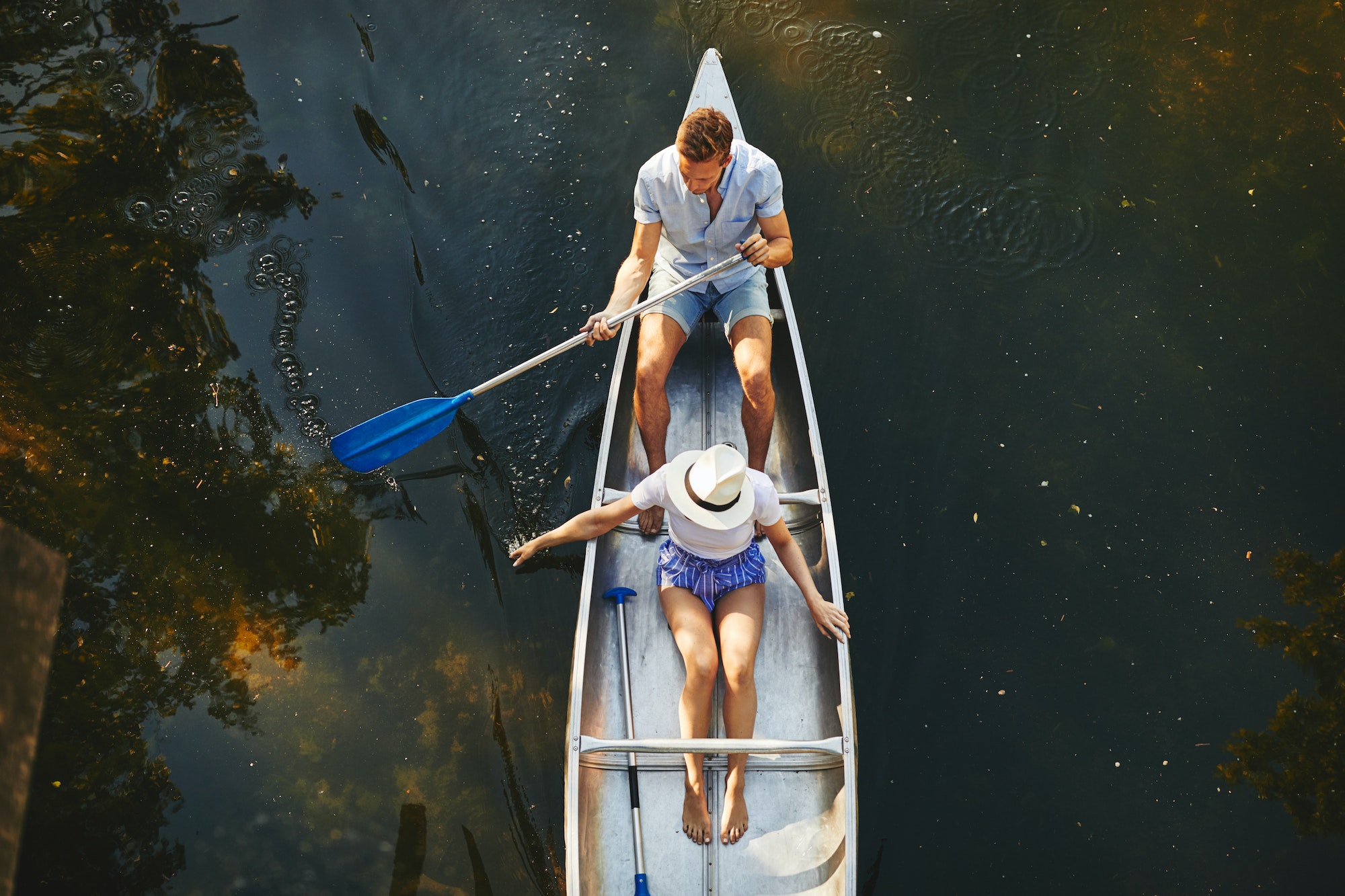 Des activités en plein air pour s’amuser en couple: le canoë, la planche à voile, etc.