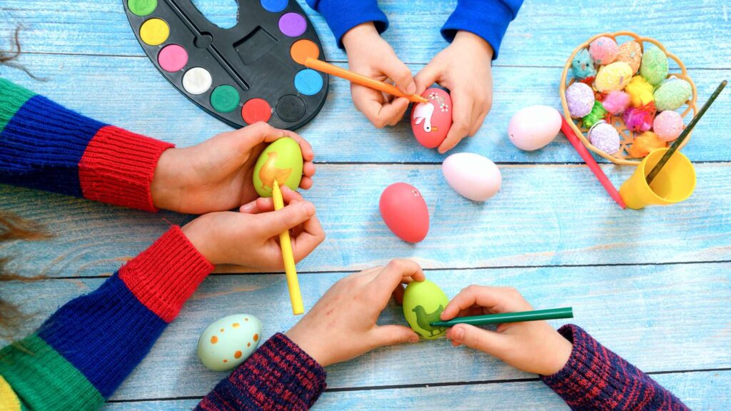 Enfants qui font de la peinture sur des œufs 