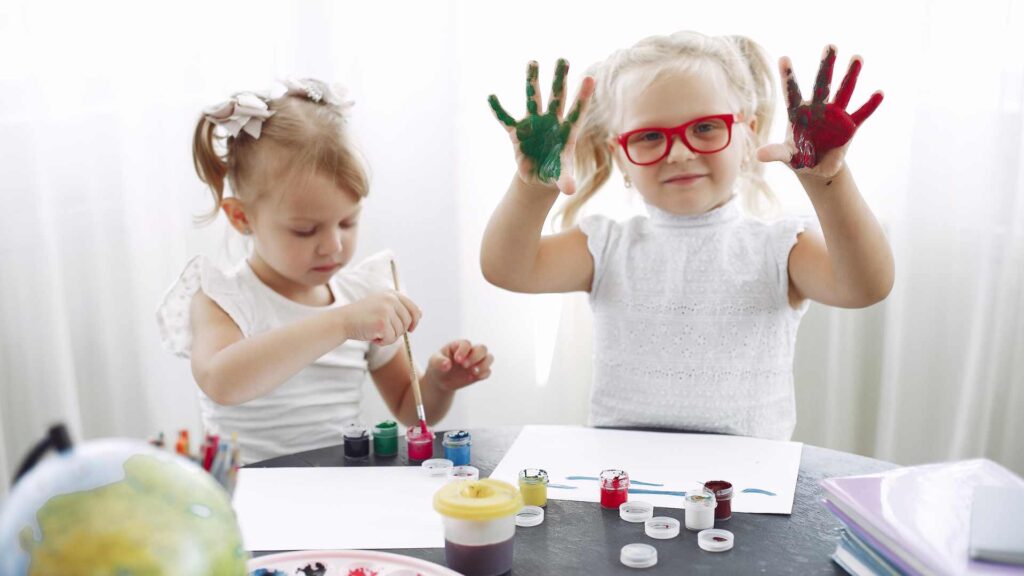 Petites filles qui font de la peinture
