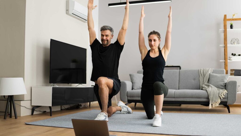 Couple qui fait du fitness à la maison