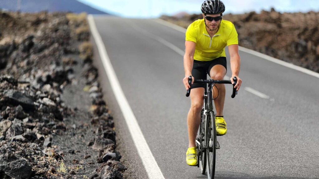 Homme sur son vélo
