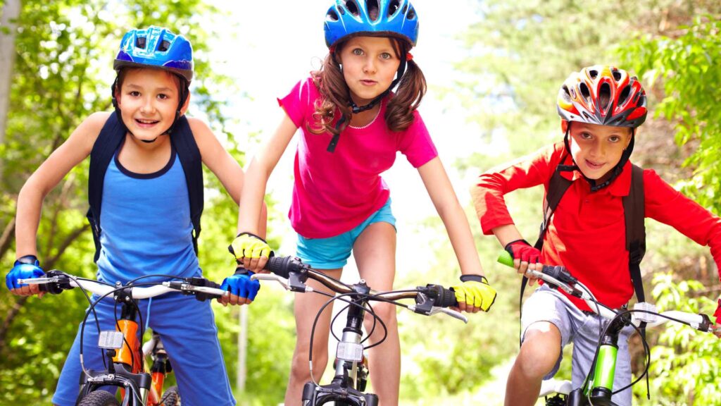Enfants sur des vélos 
