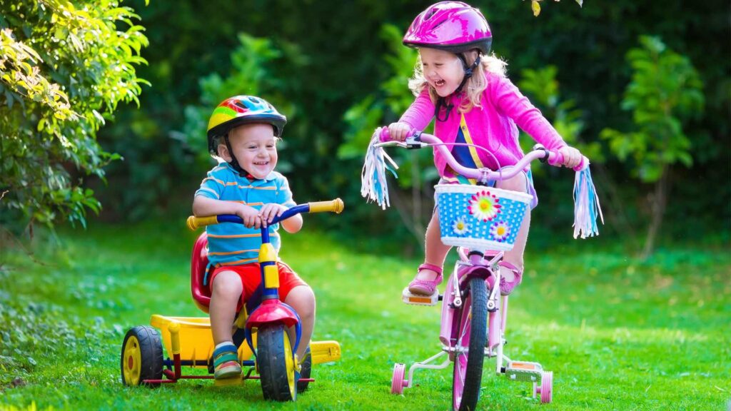 Enfants sur un vélo