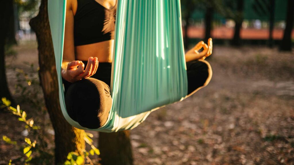 Femme qui fait du yoga aérien 